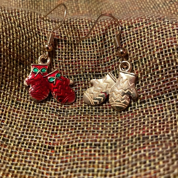3/15 Handmade Red & Green Enamel on Goldtone Mittens Christmas Earrings - Picture 2 of 2